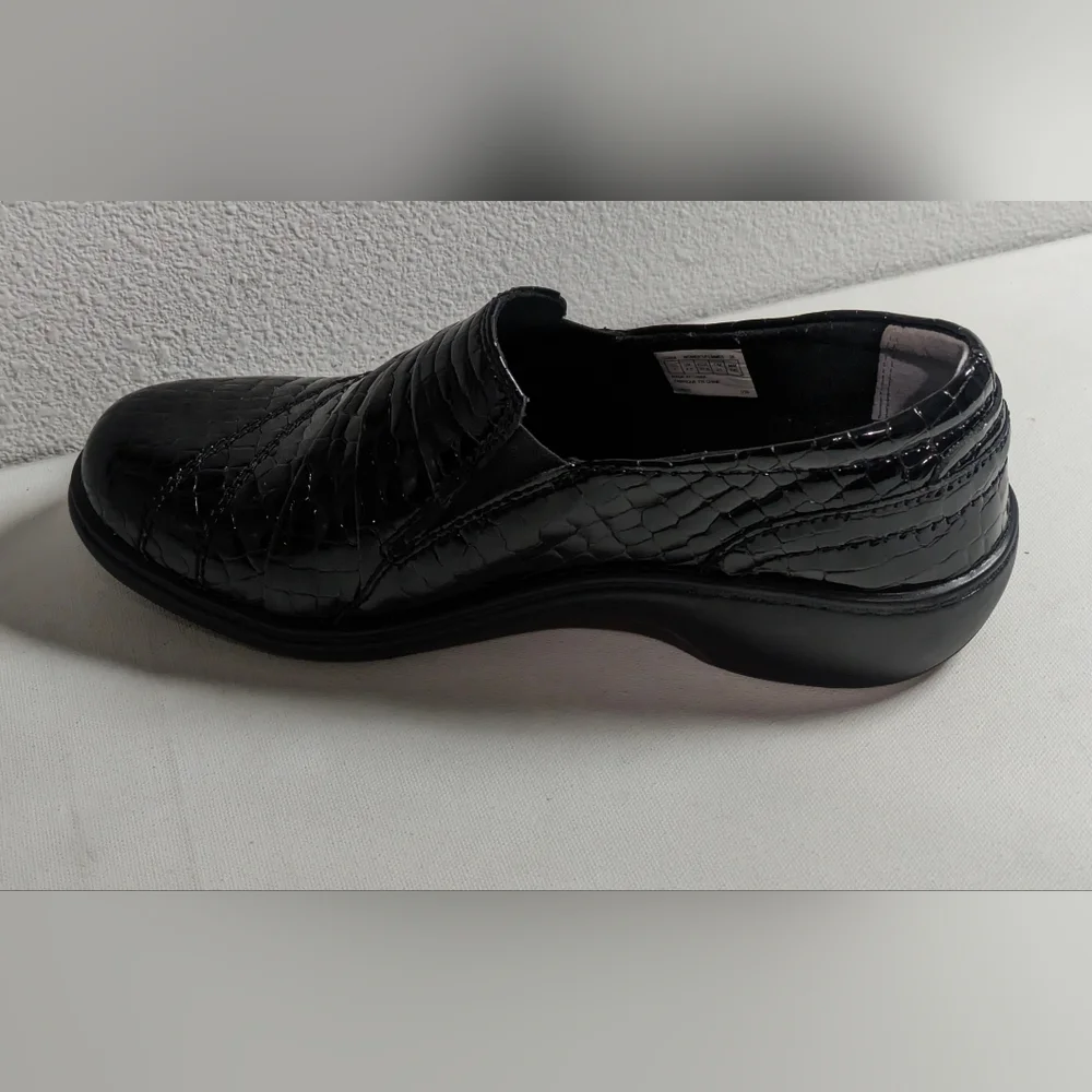 Aravon DANIELLE-AR Women's NEW Slip-on Flats Black Leather Sz 7 2E Crocodile - Picture 5 of 10
